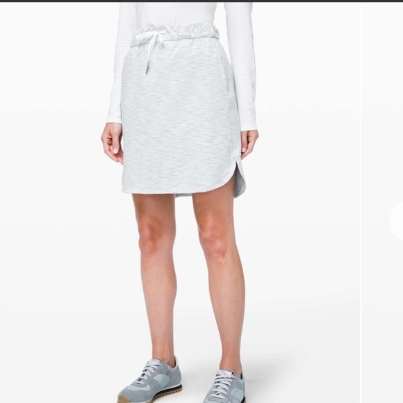 [2] Lululemon Athletica Grey & White Stripe On The Fly Skirt Women’s Like New - Picture 3 of 13
